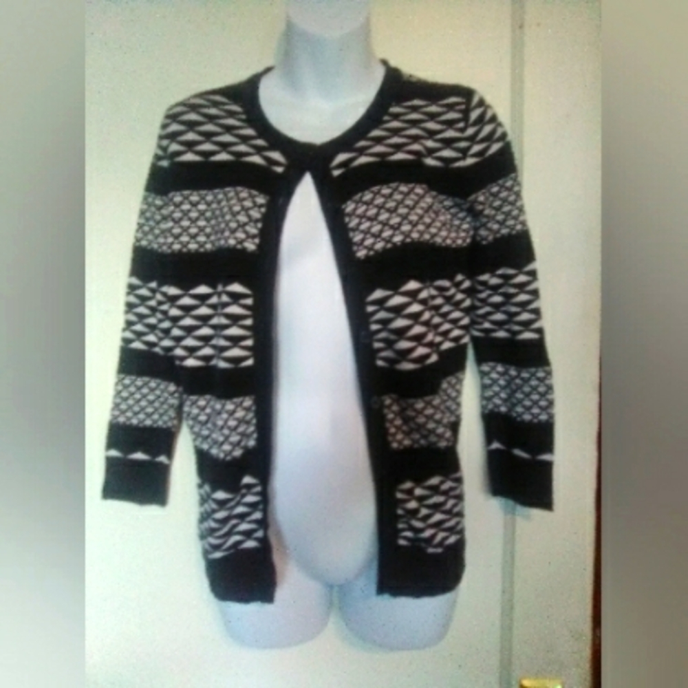 MERONA BLACK AND WHITE GEO PRINT STRIPED BUTTON-DOWN SWEATER